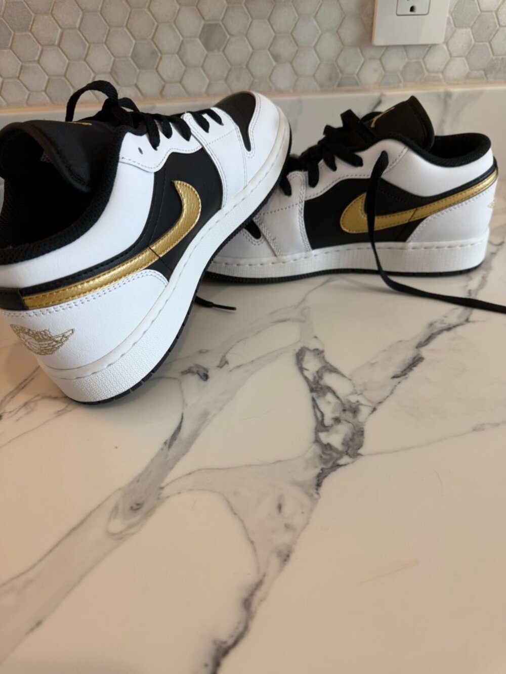 NWB/NWT Air Jordan 1 Low 'Gold Swoosh' SIZE 6.5Y - Picture 4 of 4